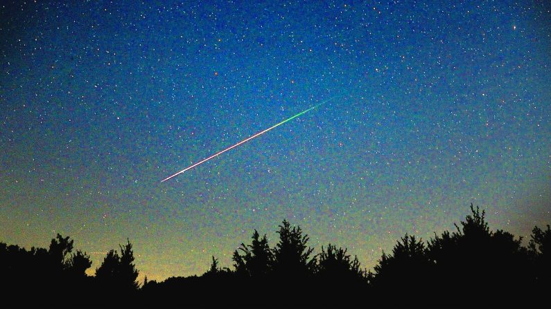 Une météorite traverse le ciel. (Shutterstock/Sofoklo)