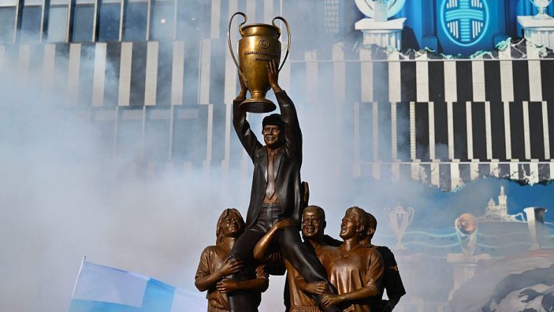 Une statue de Bernard Tapie le représentant porté par des joueurs après la victoire de l'OM en Ligue des Champions en 1993 a été inaugurée vendredi devant le Stade Vélodrome de Marseille, où des centaines de supporters ont rendu hommage à l'ancien président de leur club. (Photo : CHRISTOPHE SIMON/AFP via Getty Images)