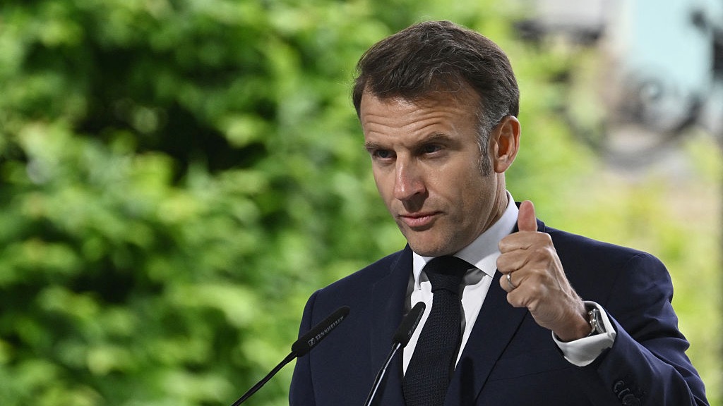 "Le cessez-le-feu inconditionnel n'est pas précédé par des négociations", répond Emmanuel Macron après la proposition russe