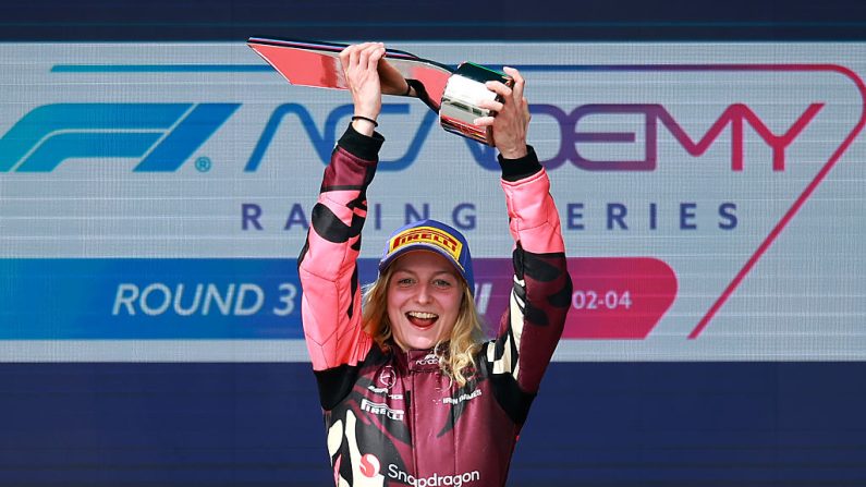 Doriane Pin (Mercedes) a remporté samedi sa deuxième course de la saison en F1 Academy, le championnat de monoplaces réservé aux femmes, en s'imposant lors de la première course du week-end sur le circuit de Miami. (Photo : Hector Vivas/Getty Images)