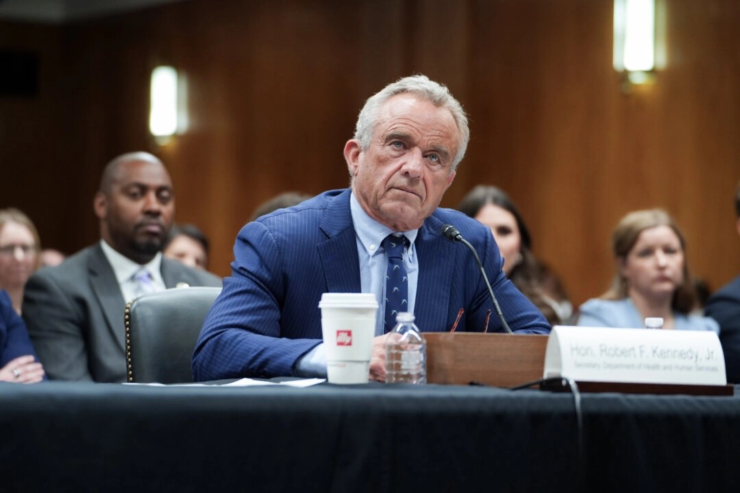 RFK Jr. déclare que l’influence de la Chine sur l’OMS pendant la pandémie est la principale raison du retrait des États-Unis par D. Trump