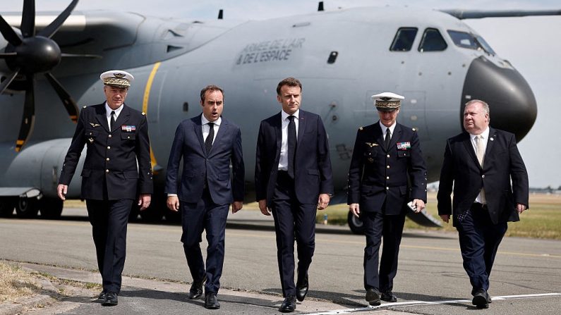 Le 20 juin 2025, le Président Emmanuel Macron est accueilli par Sébastien Lecornu et des hauts responsables militaires à son arrivée au Salon du Bourget, après avoir débarqué d’un Airbus A400M. (BENOIT TESSIER/POOL/AFP via Getty Images)