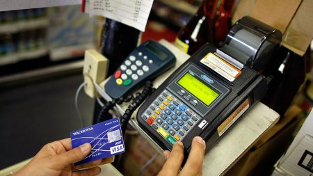 « J’étais livide » : elle tape accidentellement 5000 dollars de pourboire au lieu de 5 dollars