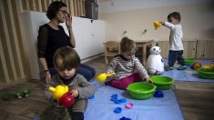 Garde d’enfants : les familles monoparentales soutenues plus longtemps
