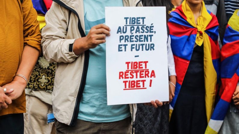 Manifestation organisée par des étudiants tibétains de l'association « Étudiants pour un Tibet libre » pour la préservation de l'identité culturelle tibétaine dans les musées, devant le musée Guimet de la place d'Iéna à Paris, le 21 septembre 2024. (MAEVA DESTOMBES/Hans Lucas/AFP via Getty Images)