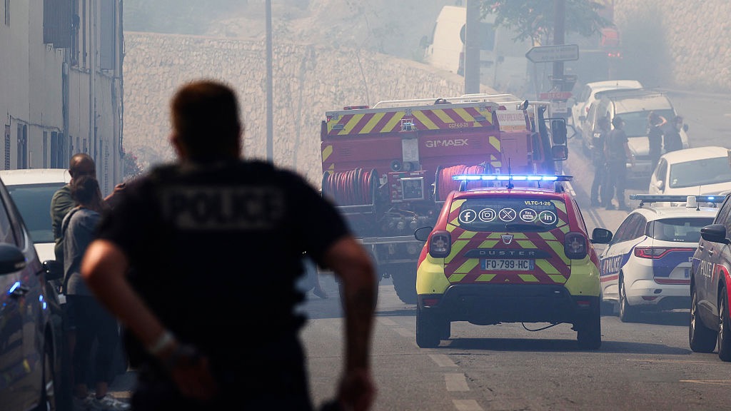 Incendie au nord de Marseille : le feu a atteint la ville, les habitants appelés à se confiner