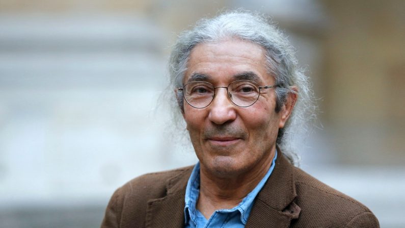 L'écrivain franco-algérien Boualem Sansal pose après avoir reçu, conjointement avec l'écrivain français Hedi Kaddour, le Grand Prix du Roman, un prix littéraire décerné par l'Académie française pour un roman individuel, à l'Académie française à Paris, le 29 octobre 2015. (FRANCOIS GUILLOT/AFP via Getty Images)